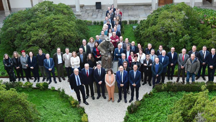 Foto de familia das persoas participantes na conferencia. FOTO: Santi Alvite