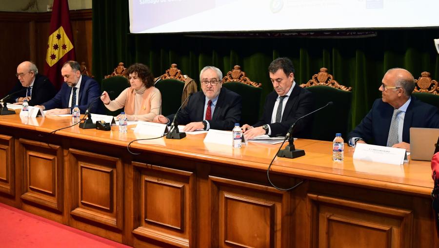 De esquerda a dereita, Julián Álvarez, Julio García Comesaña, Goretti Sanmartín, Ernesto González Seoane, Román Rodríguez e José Pablo Lara. FOTO: Santi Alvite
