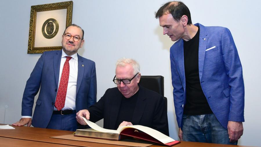 Sir David Chipperfield asinando no libro de honra da USC