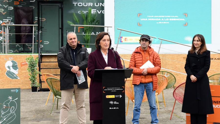 A vicerreitora Pilar Bermejo salientou a "necesidade" de facer "asequible" a divulgación. FOTO: Santi Alvite