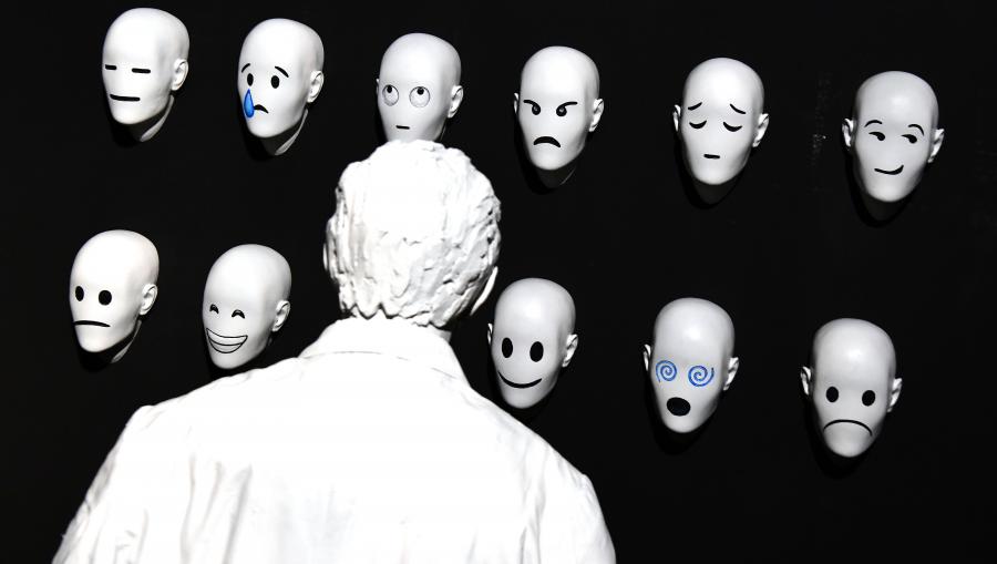 A escultura e a fotografía comparten espazo na Igrexa da Universidade. FOTO: Santi Alvite