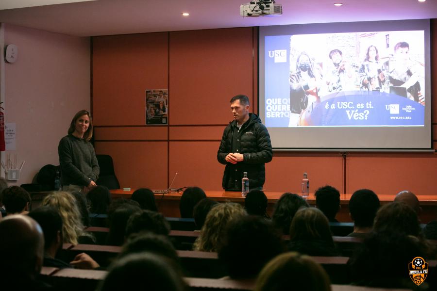 Maite Flores e Javier Rico, na xornada de orientación universitaria celebrada en Burela