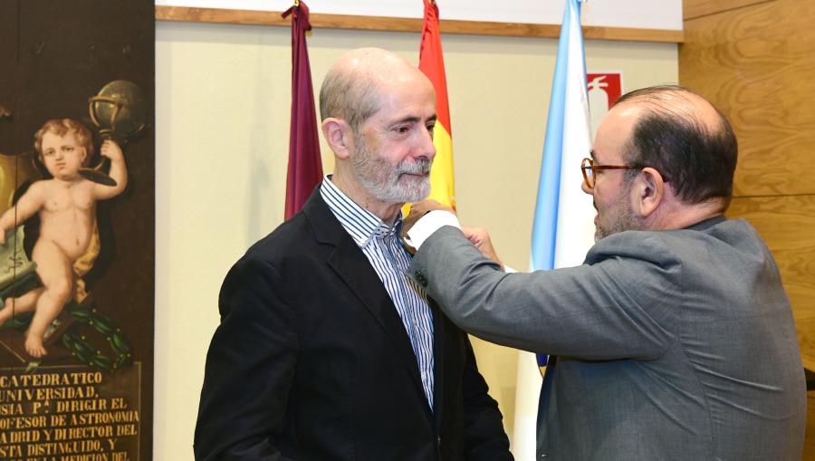 O reitor impúxolle a Insignia de Ouro da USC ao profesor Felipe Gago. FOTO: Santi Alvite