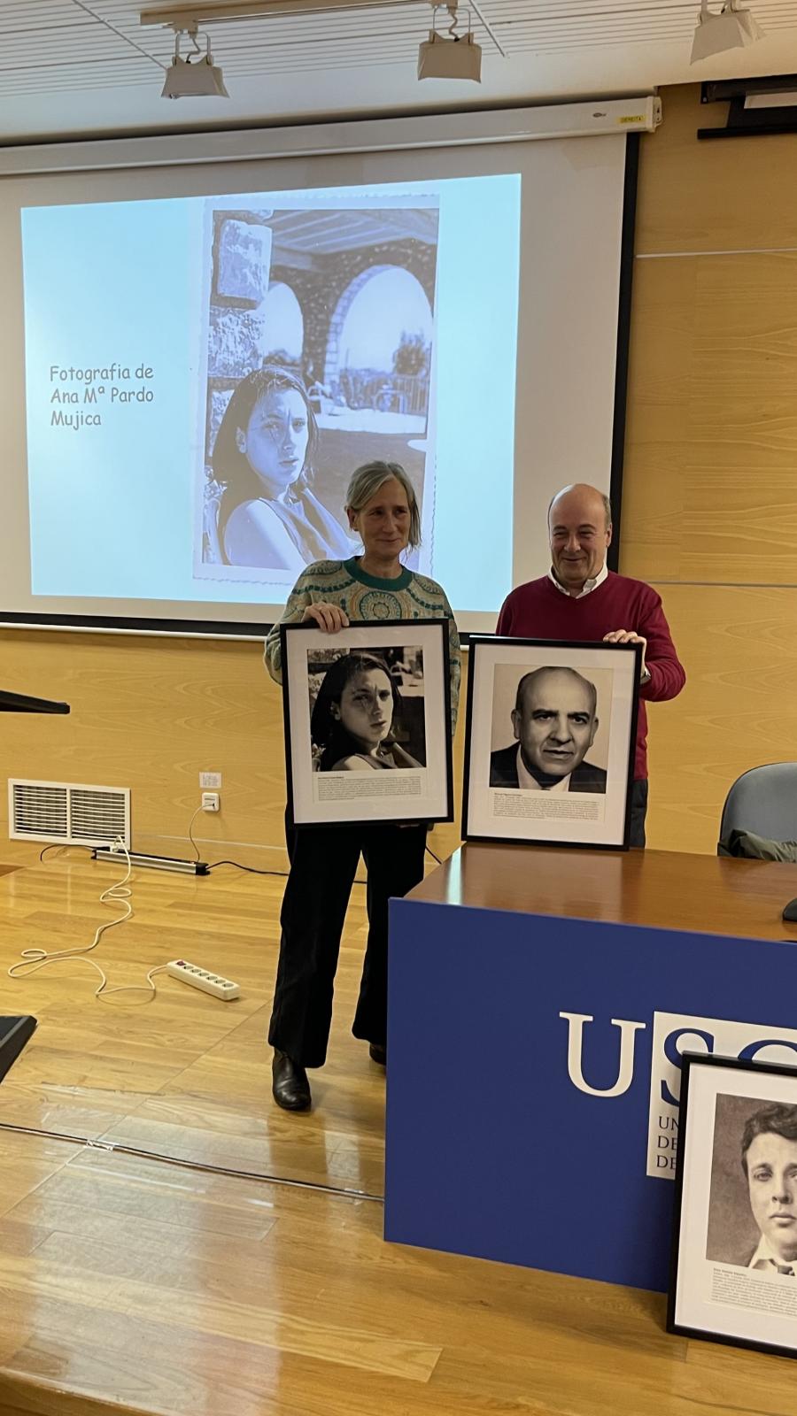 María Sales Pardo coa foto de súa nai e Manuel Filgueira Lois coa de seu pai. FOTO: Facultade de Psicoloxía