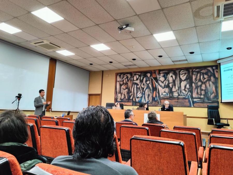 Fernando de la Torre Cuevas durante o acto de defensa no Salón de Graos da Facultade de Ciencias Económicas e Empresariais