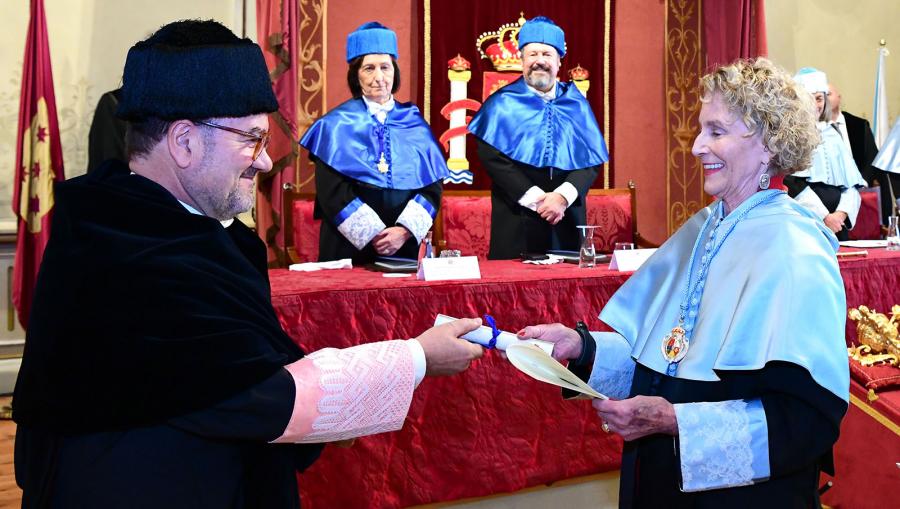 Momento da entrega do diploma a Martha C. Nussbaum 