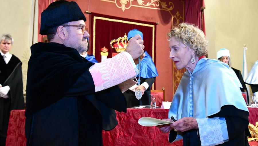 Colocación da medalla a Martha C. Nussbaum 