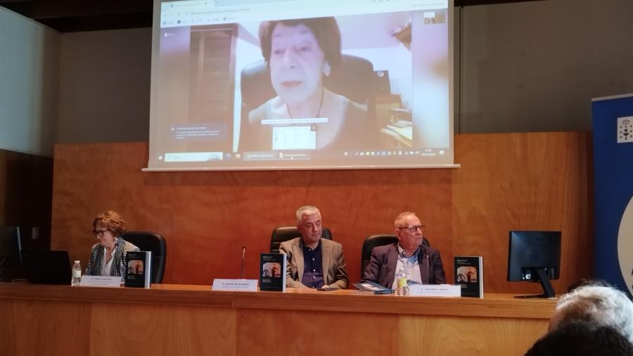 Esther Corral, esquerda, Valentín García e Juan L. Blanco Valdés na mesa e Yara Frateschi intervindo telematicamente