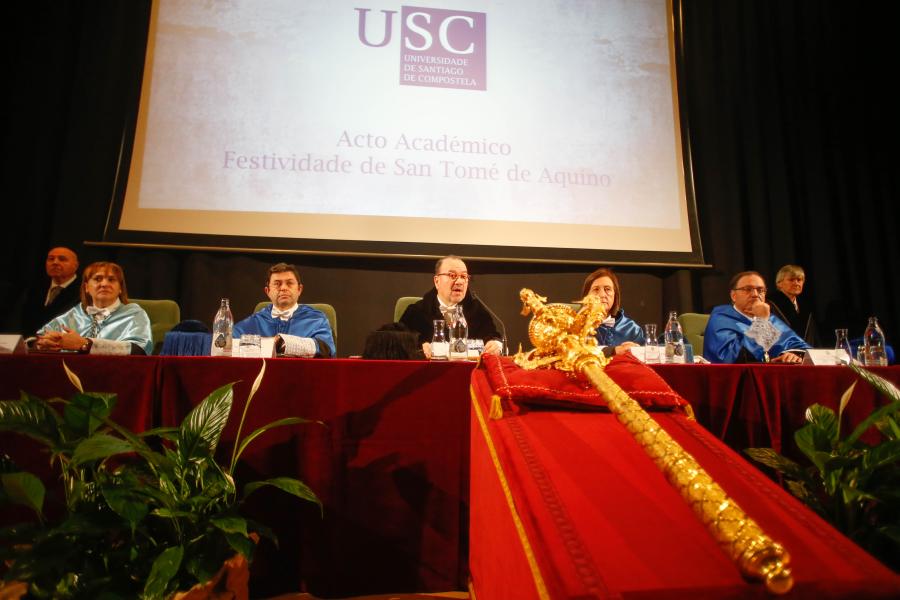 O reitor, Antonio López, no centro, con autoridades académicas no acto de San Tomé