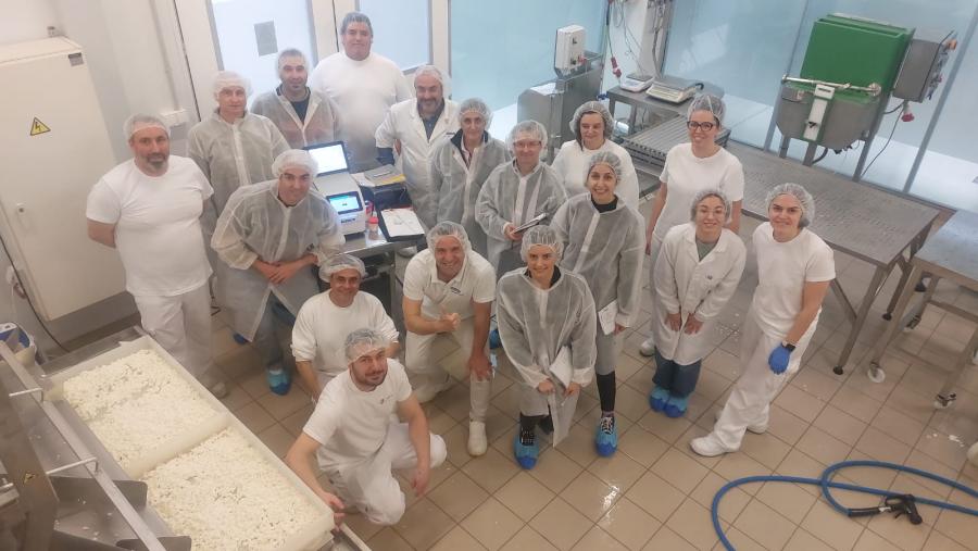 Participantes nos obradoiros prácticos do curso de elaboración de queixos de pasta branda