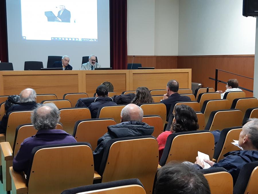 Un momento da conferencia no Salón de Actos da Facultade de Filosofía