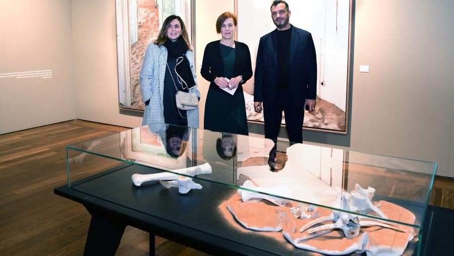 Saleta Rosón, esquerda, Pilar Murias e Antonio Cervera na inauguración da mostra. FOTO: Santi Alvite