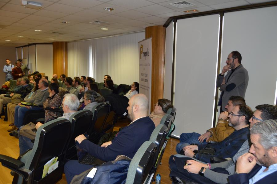Javier J. Cancela, de pé, entre os congresistas presentes na reunión inicial do proxecto I-ReWater