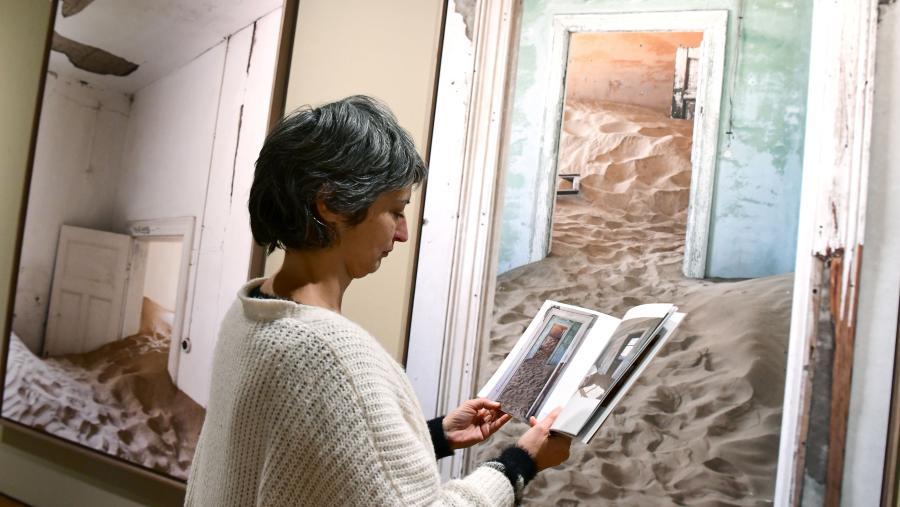 Un momento da montaxe da exposición no Salón Artesoado do Colexio de Fonseca. FOTO: Santi Alvite