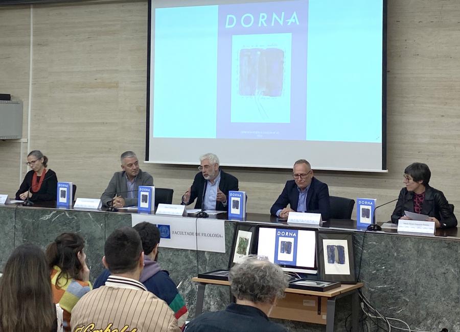 A secretaria do Departamento de Filoloxía Galega, Felisa Rodríguez Prado, esquerda; o secretario xeral de Política Lingüística, Valentín García; o decano de Filoloxía, Elías Torres Feijó; o director de Edicións USC, Juan L. Blanco Valdés, e a directora da revista 'Dorna', María Xesús Nogueira 