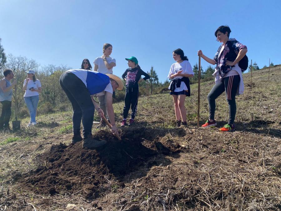 Participantes na xornada do proxecto ApS 'Plantando cara ao lume', na serra do Xurés