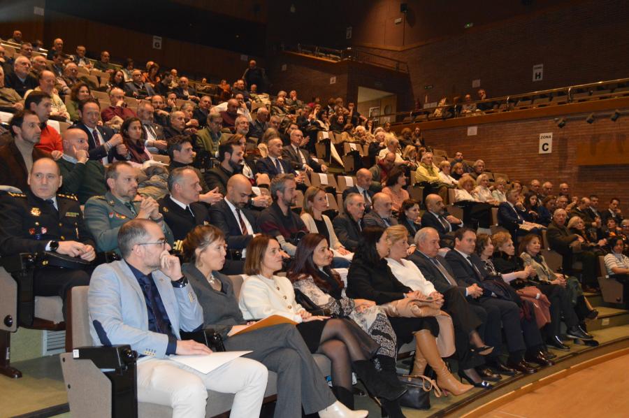 Gañador e público asistente a cerimonia de entrega do XXIV Premio Aresa, en Veterinaria