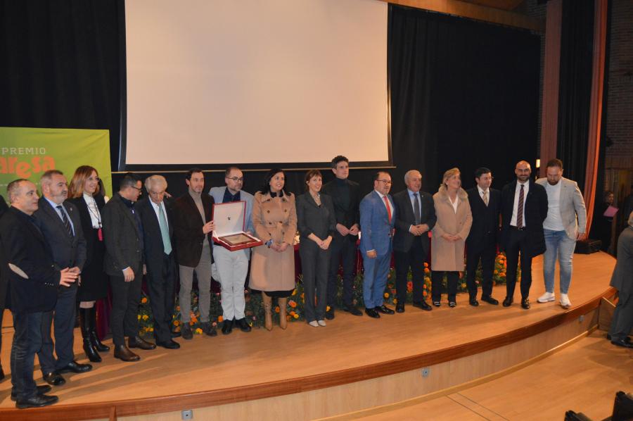 Autoridades académicas e políticas co gañador do XXIV Premio Aresa