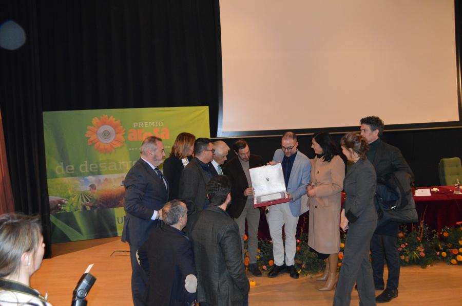 Autoridades políticas co gañador do XXIV Premio Aresa