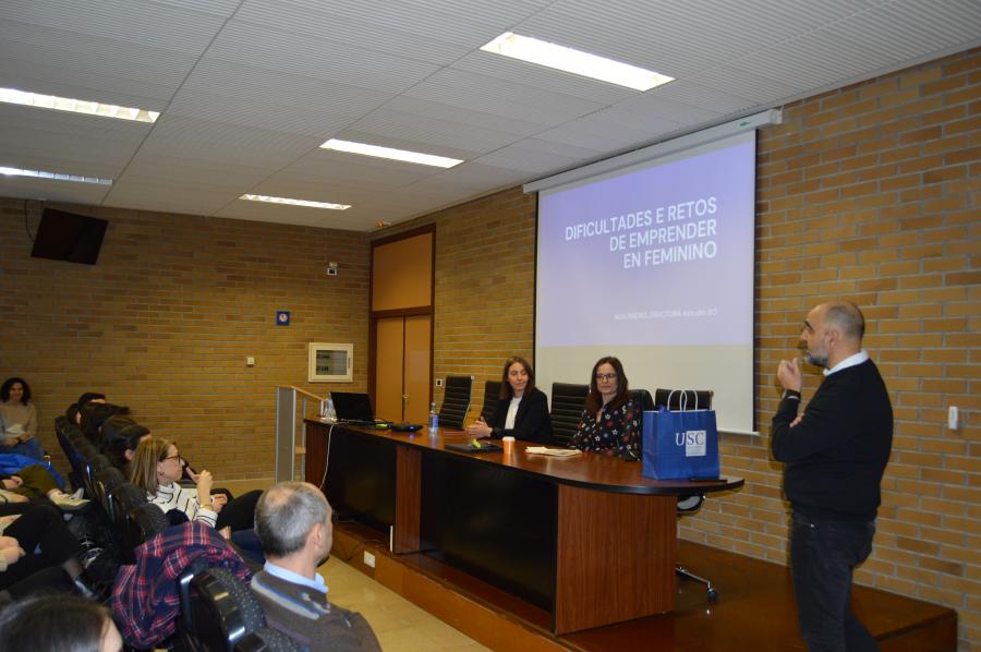 Roberto Bande dá a benvida á emprendedora Noa Piñeiro á Facultade de ADE