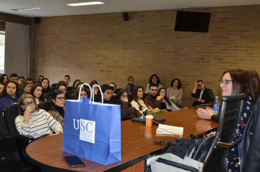 Alumnado e docentes de ADE participantes neste acto organizado polo Día Internacional da Muller