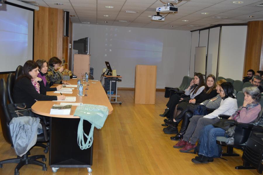 As tituladas galardoadas, en primeira fila, antes de recibir os VIII Premios Enxeñaría e Muller Rural