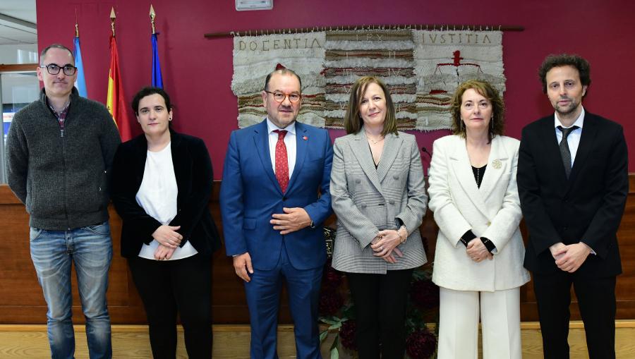 O reitor e a secretaria xeral da USC acompañan a decana e o seu equipo. FOTO: Santi Alvite