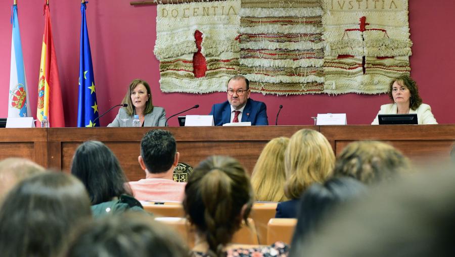 A decana, o reitor e a secretaria xeral da USC nun momento do evento. FOTO: Santi Alvite