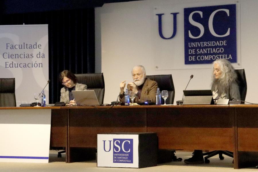 Mar Lorenzo, esquerda, Francesco Tonucci e Belén Caballo na conferencia do xoves