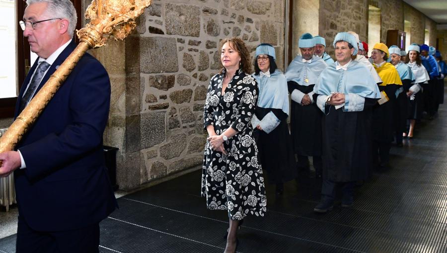 A comitiva entrando no Paraninfo da USC. FOTO: Santi Alvite