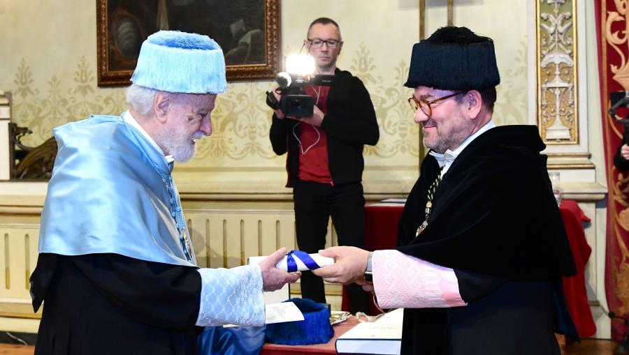 Francesco Tonucci recibe o nomeamento do reitor. FOTO: Santi Alvite