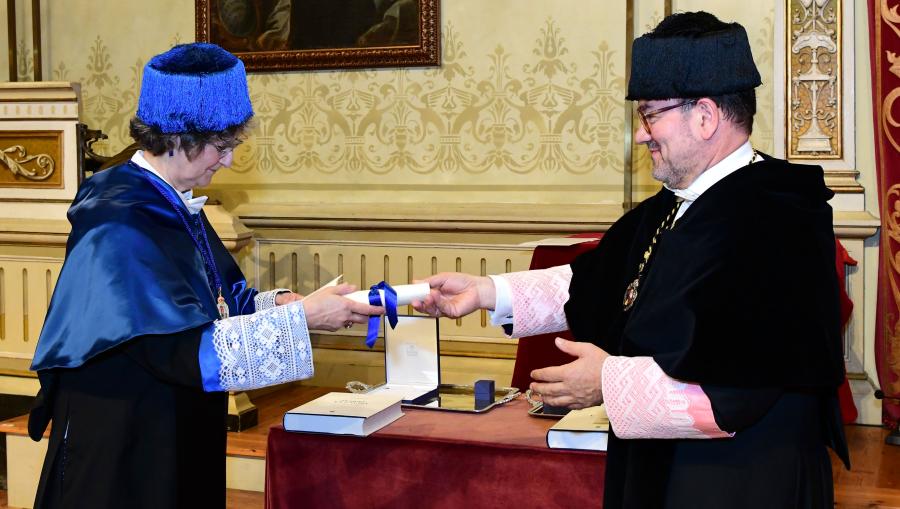 Claire Chenu recibe o nomeamento do reitor. FOTO: Santi Alvite