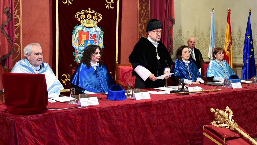 O reitor pronunciando o discurso de clausura. FOTO: Santi Alvite