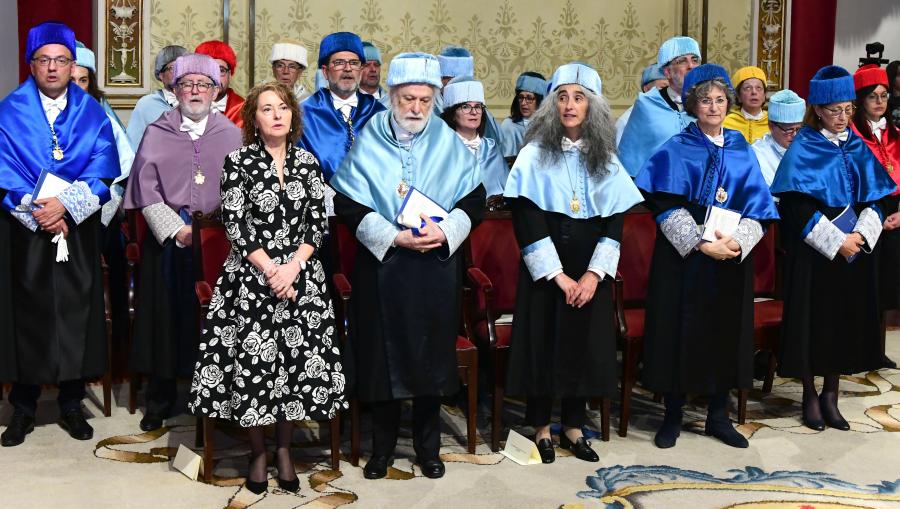 Parte das persoas asistentes cantando o 'Gaudeamus Igitur'. FOTO: Santi Alvite