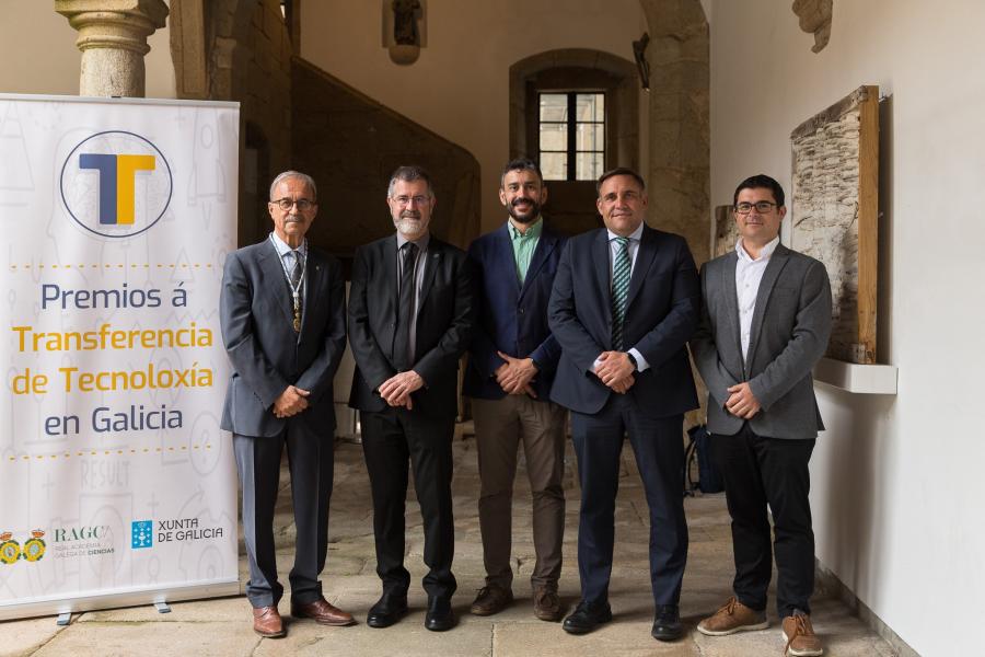 O presidente da RAGC, esquerda, con parte do equipo do Grupo de Biotecnoloxía Ambiental da USC. FOTO: Suso Rivas/RAGC