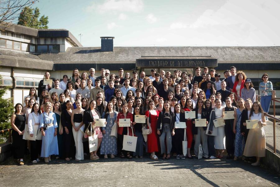 Foto de familia de estudantado premiado e autoridades