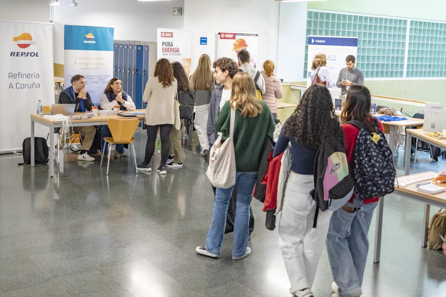 Representantes das empresas puideron conversar co estudantado 