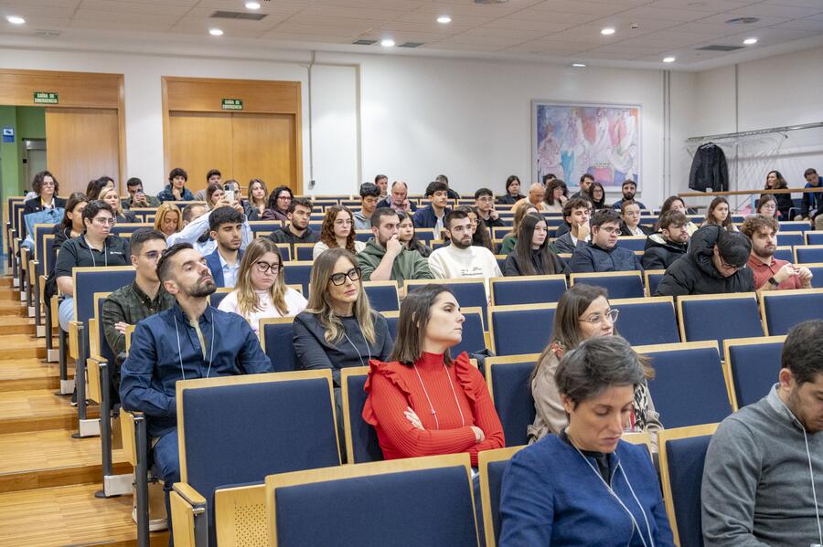 Ducias de estudantes puideron seguir as presentacións