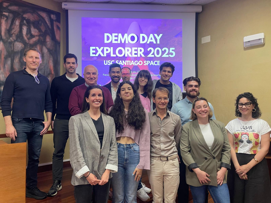 Foto de familia do Demo Day no Santiago Explorer Space