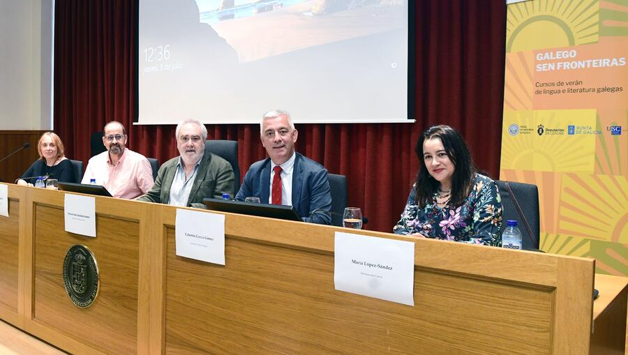 A mesa presidiuna o vicerreitor Ernesto González. Foto: Santi Alvite