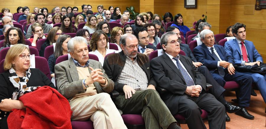 Na xornada os docentes xubilados o pasado curso recibiron a Insignia de Ouro do centro. Foto: Santi Alvite