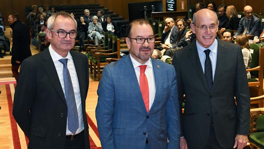 O reitor Antonio López e os doutores Pose e Bengoa, momentos antes da presentación da Cátedra. Foto: Santi Alvite