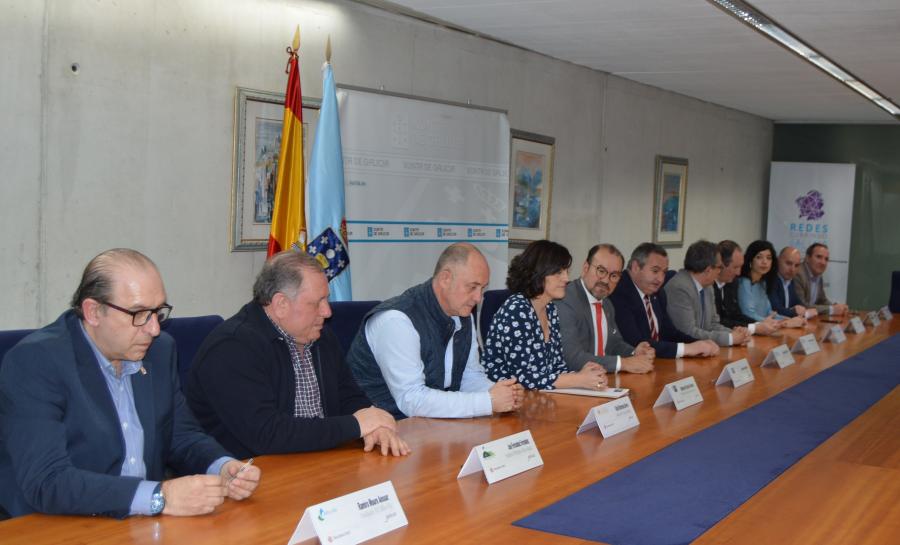 O reitor, no centro, con responsables políticos e académicos na sinatura dos convenios na delegación da Xunta en Lugo