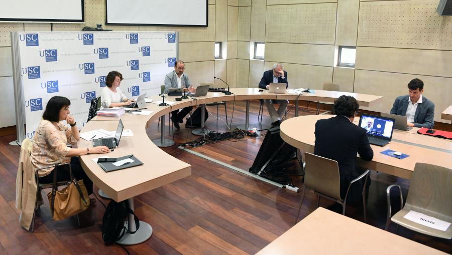 Os asistentes mantiveron a distancia de seguridade. FOTO: Santi Alvite