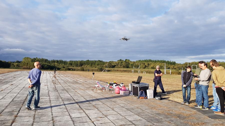 Clase práctica nas instalacións do Club de Aeromodelismo Lavanco, en Lugo