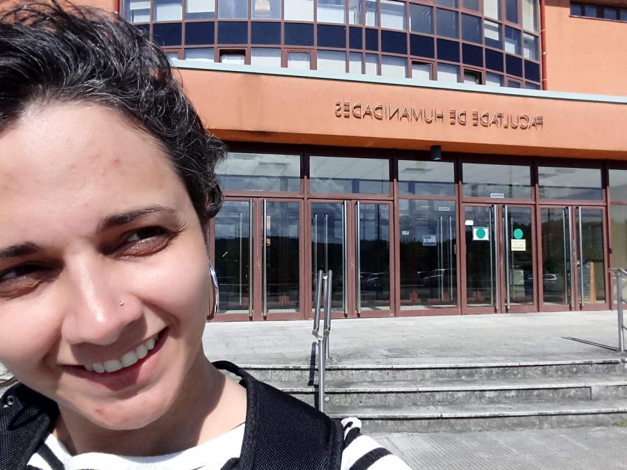 Vivian Moldes, diante da Facultade de Humanidades da USC