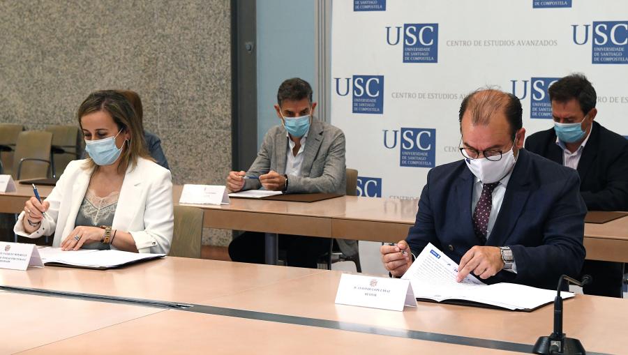 O reitor e a conselleira asinan o documento. FOTO: Santi Alvite