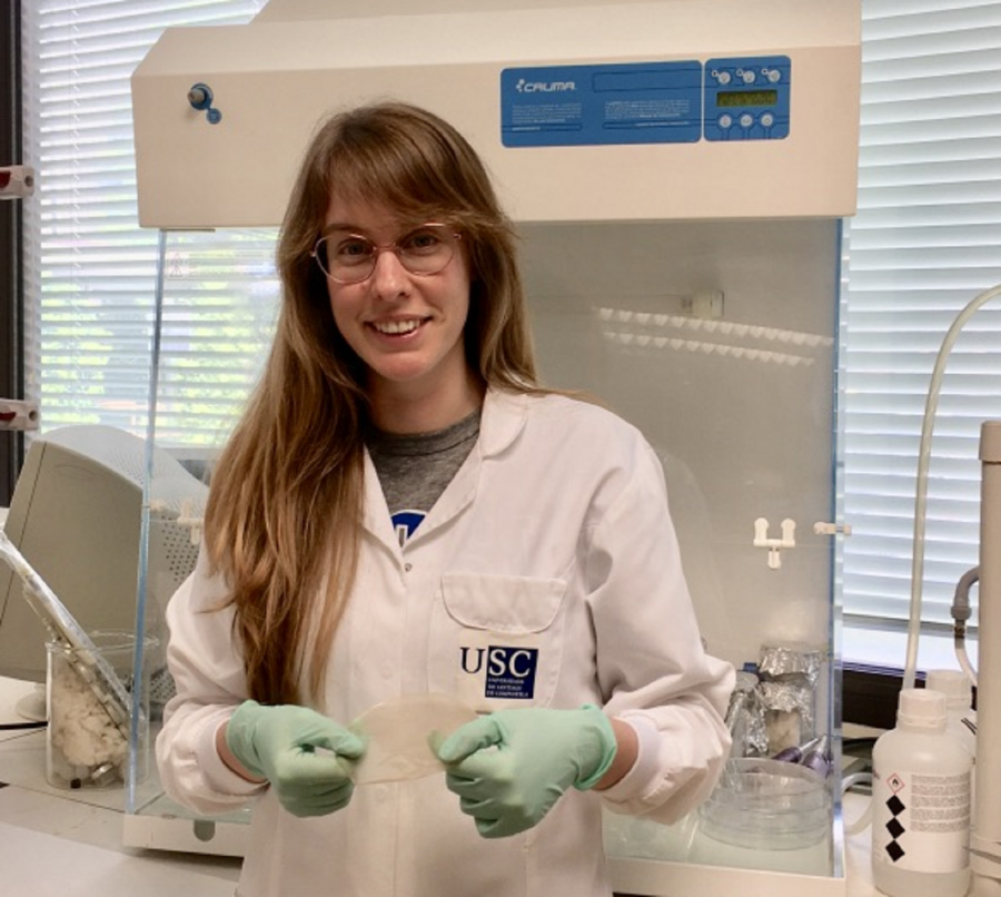 Patricia Cazón Díaz, coa película de celulosa nas mans nun laboratorio do Campus de Lugo da USC