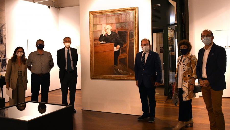 De esquerda a dereita, Mar Lorenzo, vicerreitora de Igualdade, Cultura e Servizos; Francisco Méndez García, comisario da mostra; Federico Cantero, descendente directo de Concepción Arenal; o reitor Antonio López; María Paz García Rubio, comisaria da mostra; e Anxo Lorenzo, secretario xeral de Cultura da Xunta de Galicia. FOTO: Santi Alvite