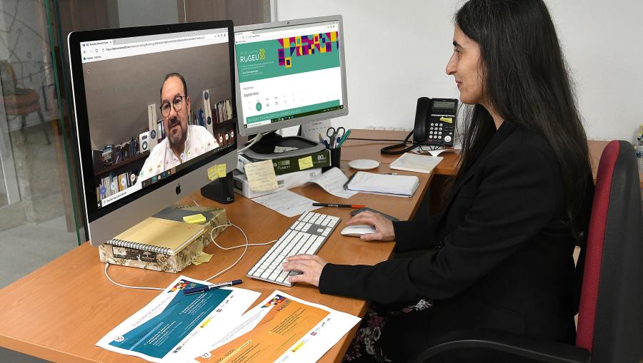 A responsable da Oficina de Igualdade de Xénero, Eva Aguayo, presenta ao reitor Antonio López. FOTO: Santi Alvite
